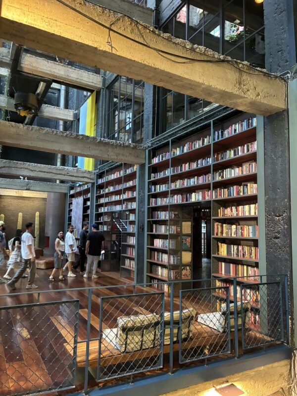 The library in the lobby at Stamba