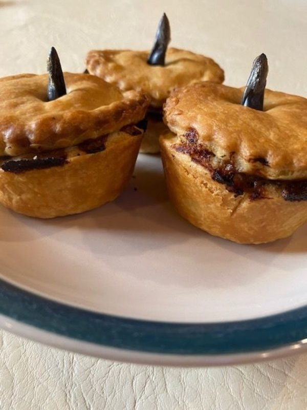 “Mag” pies with red wine and herbs in a shortcrust pastry, decorated with beak